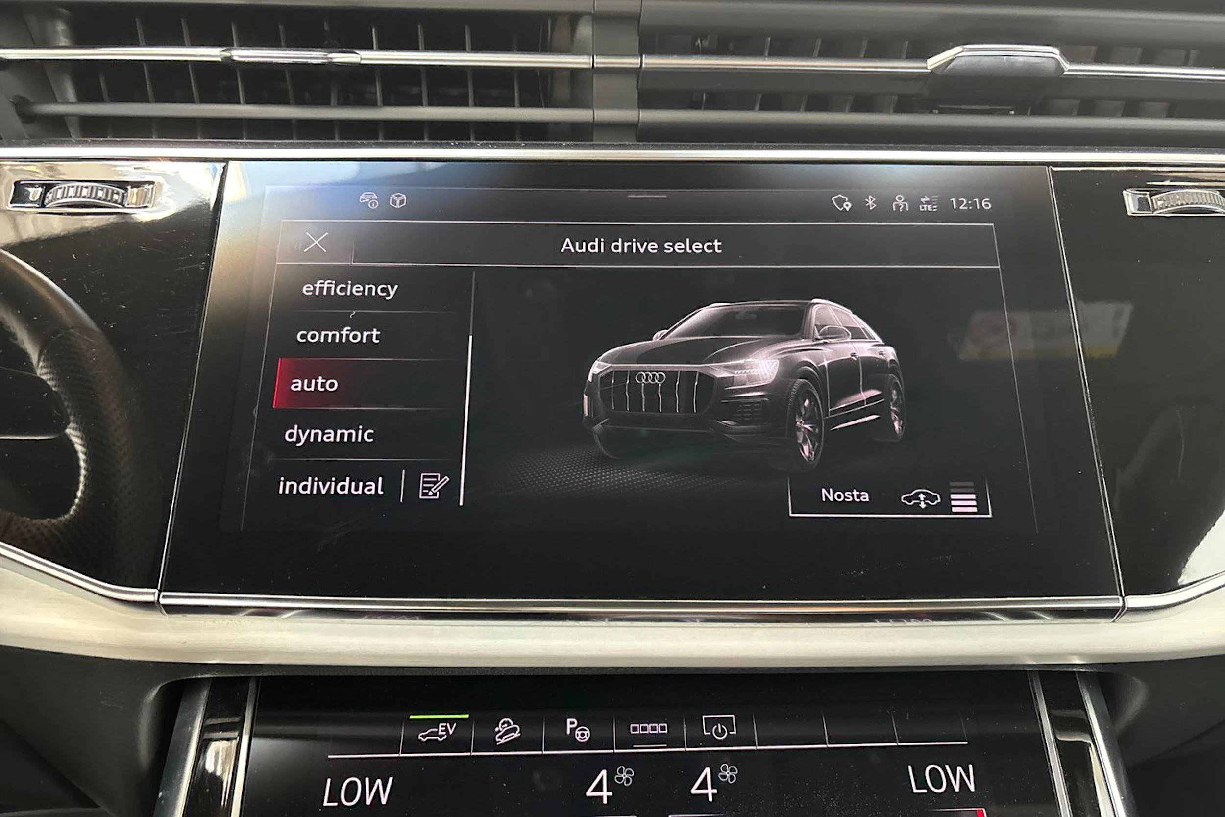 harmaa Audi Q8 2023 kuva 23.
