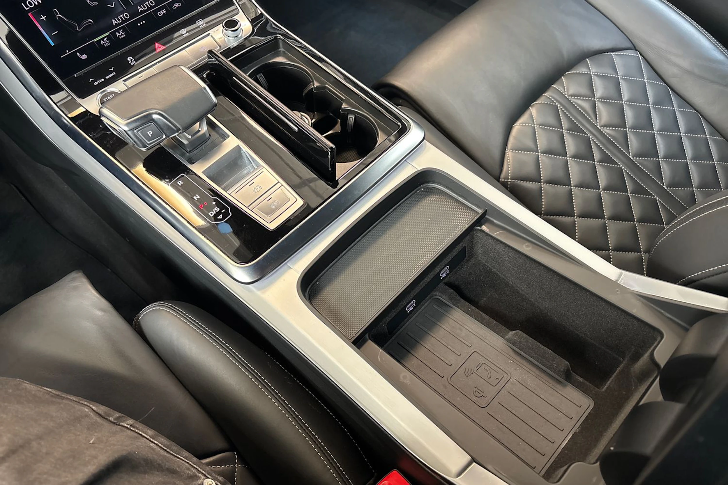 harmaa Audi Q8 2023 kuva 25.