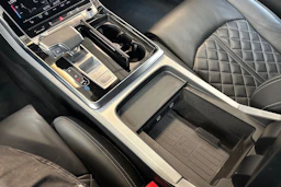 harmaa Audi Q8 2023 kuva 25.