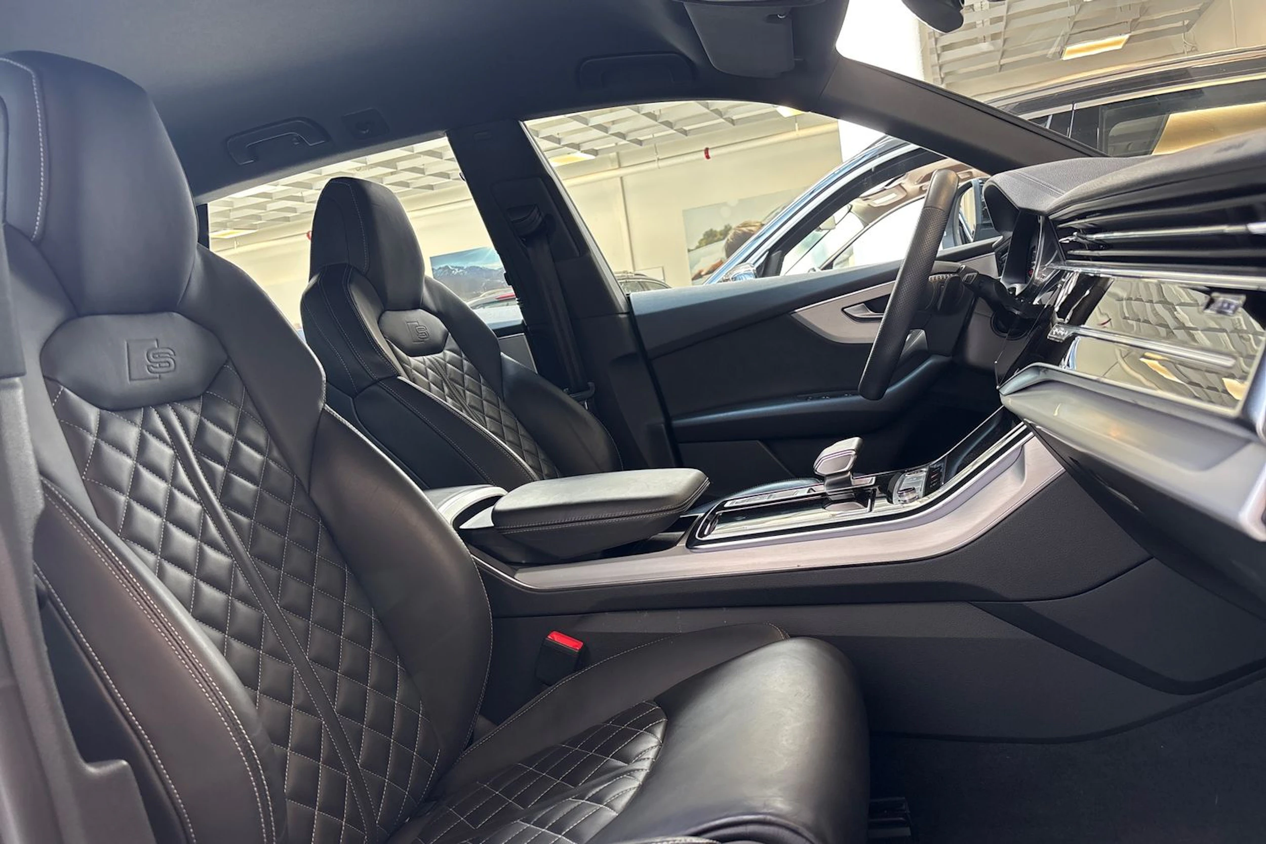 harmaa Audi Q8 2023 kuva 26.