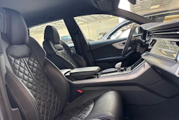 harmaa Audi Q8 2023 kuva 26.