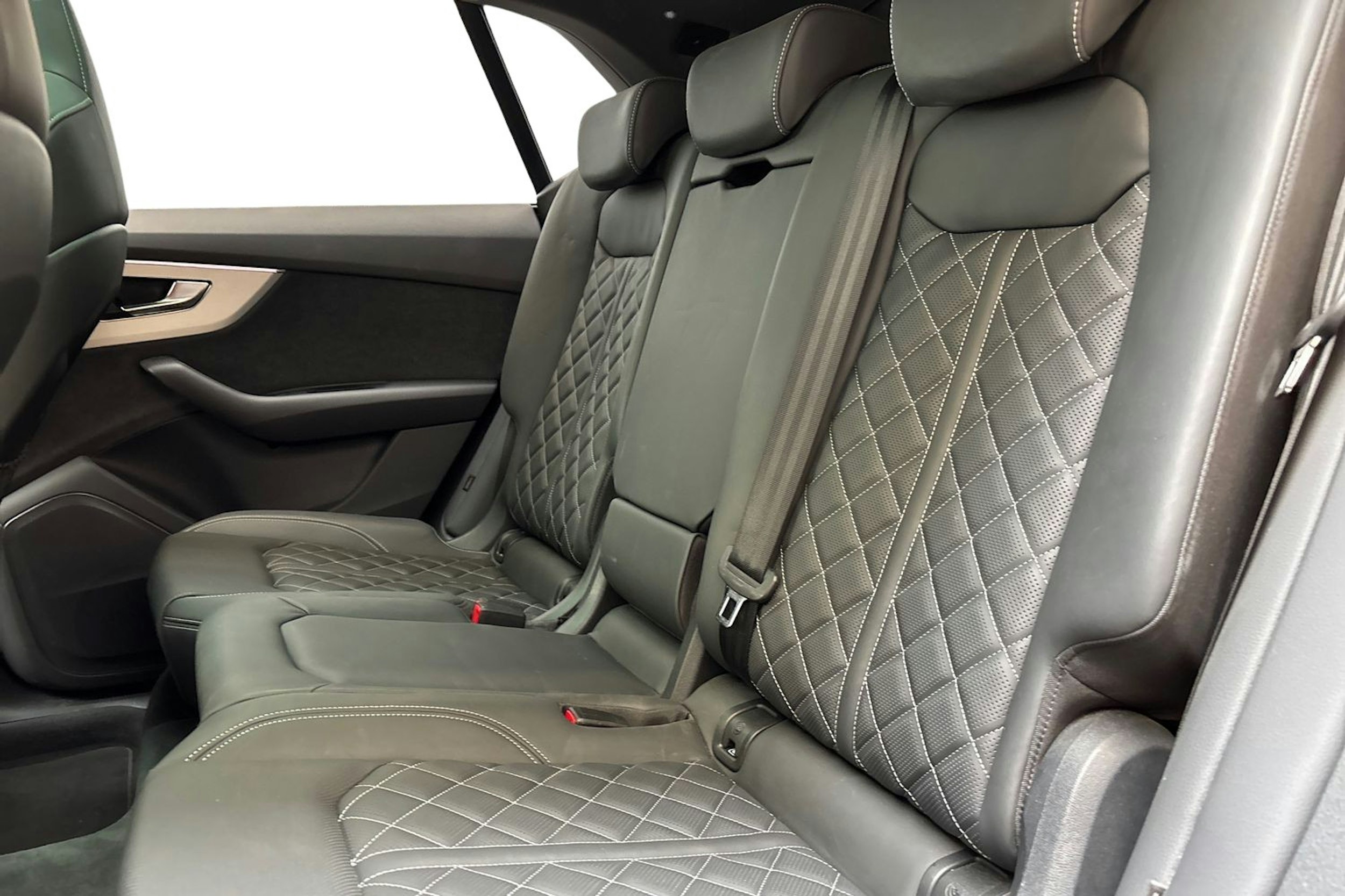 keltainen Audi Q8 2023 kuva 10.