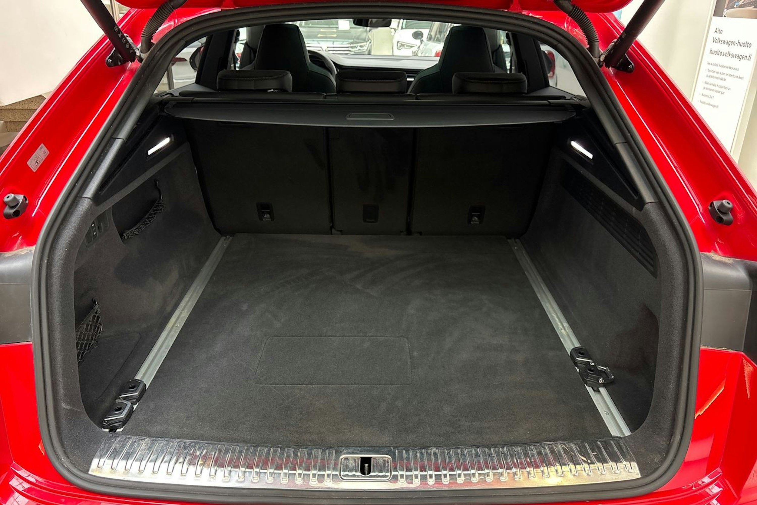 keltainen Audi Q8 2023 kuva 14.