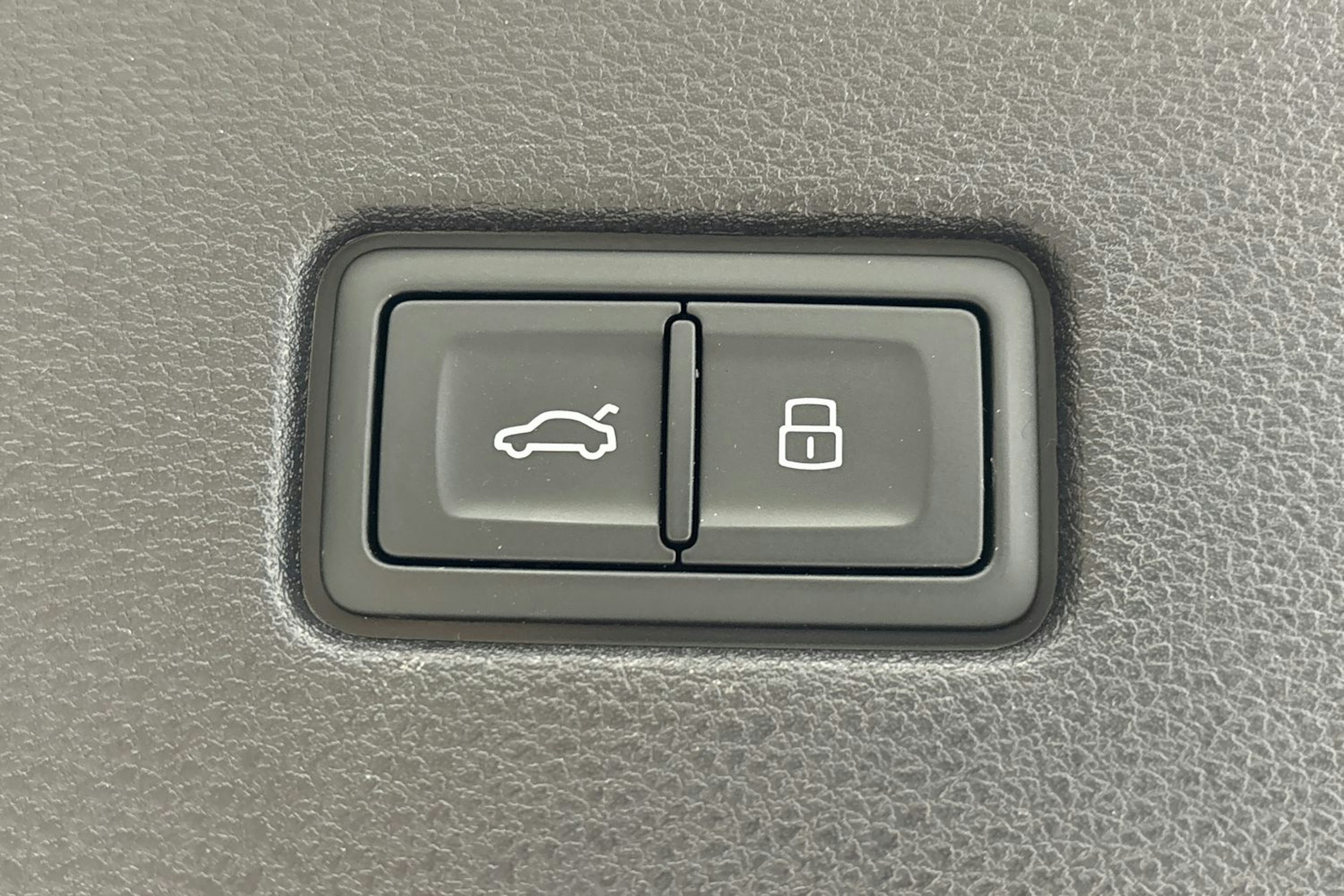 keltainen Audi Q8 2023 kuva 16.