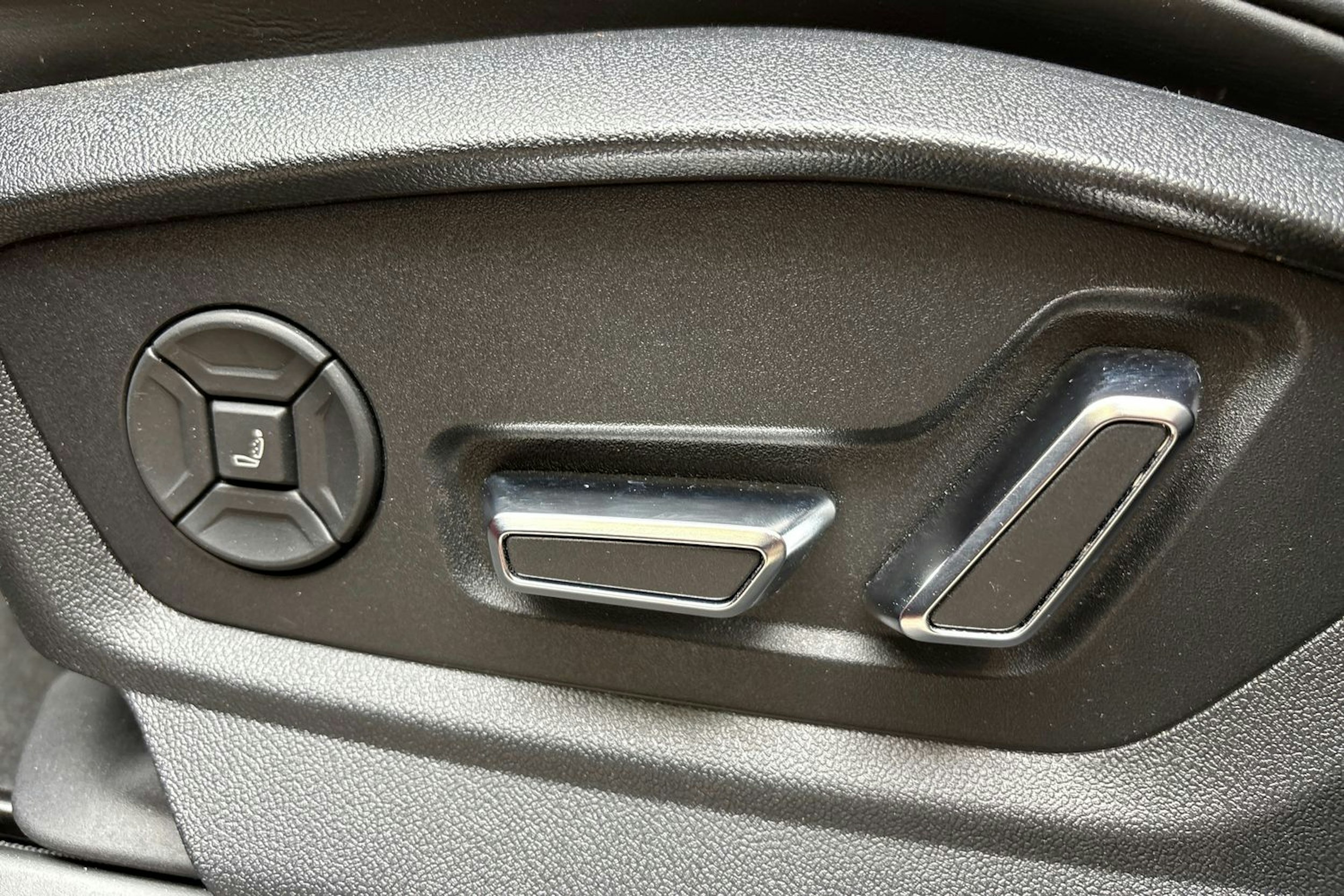 keltainen Audi Q8 2023 kuva 19.