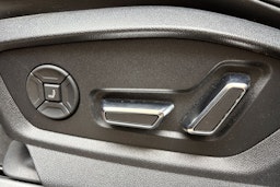 keltainen Audi Q8 2023 kuva 19.