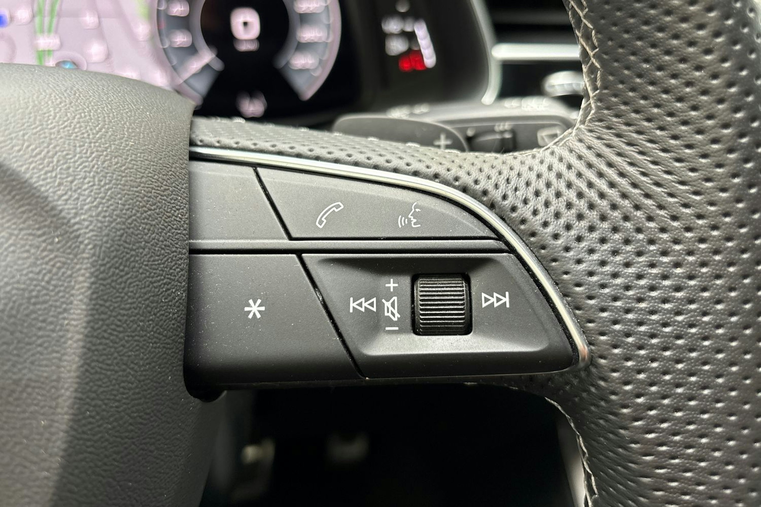 keltainen Audi Q8 2023 kuva 22.