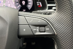 keltainen Audi Q8 2023 kuva 22.