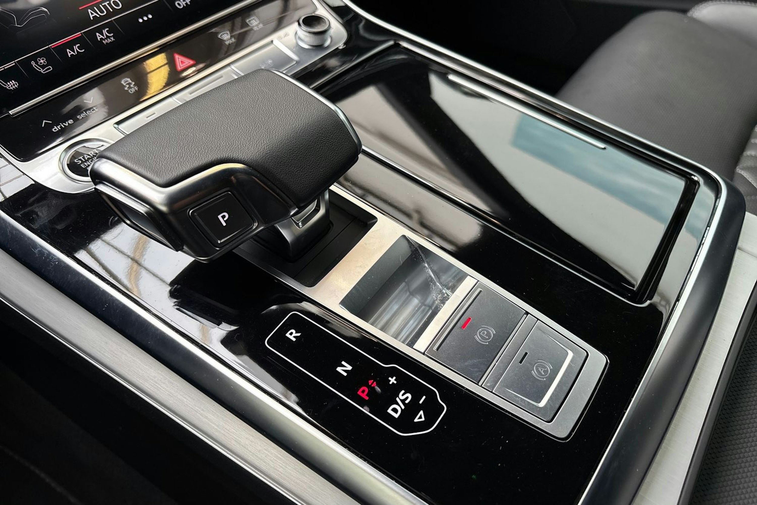 keltainen Audi Q8 2023 kuva 32.