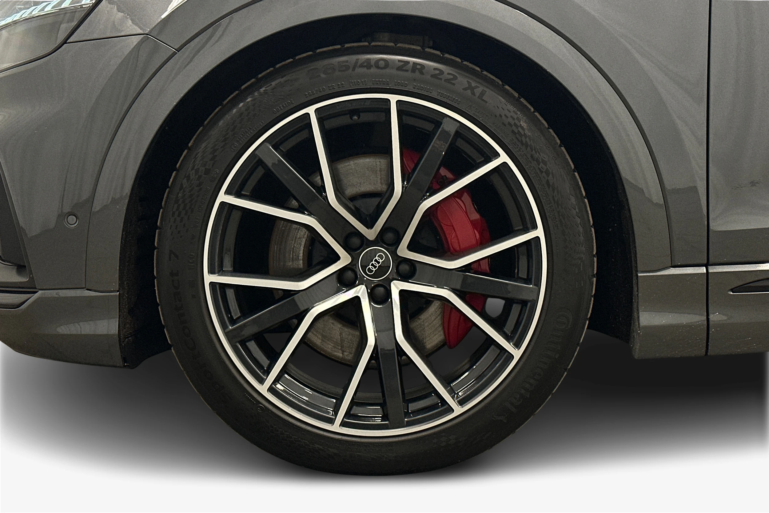 harmaa Audi Q8 2023 kuva 9.