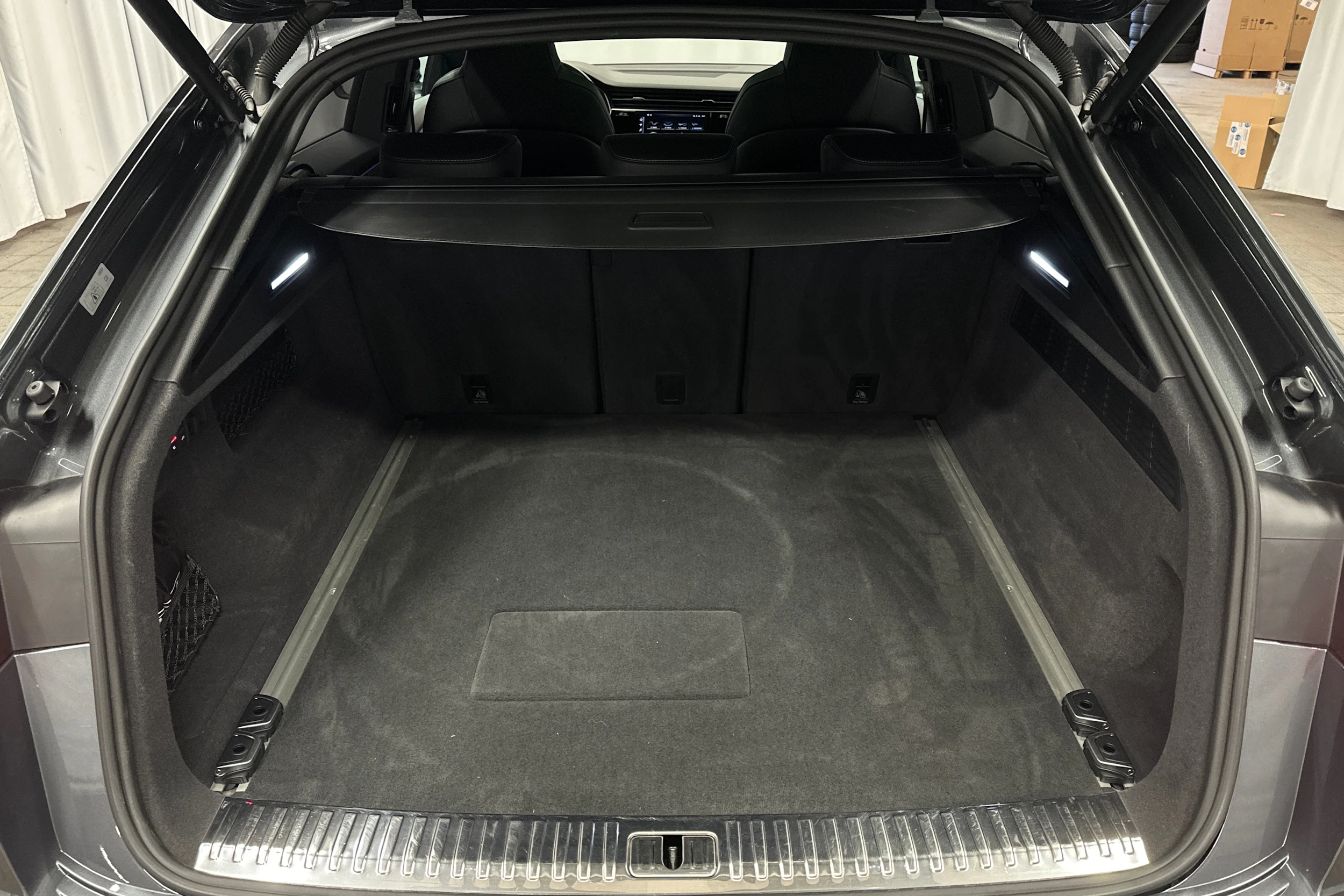 harmaa Audi Q8 2023 kuva 11.