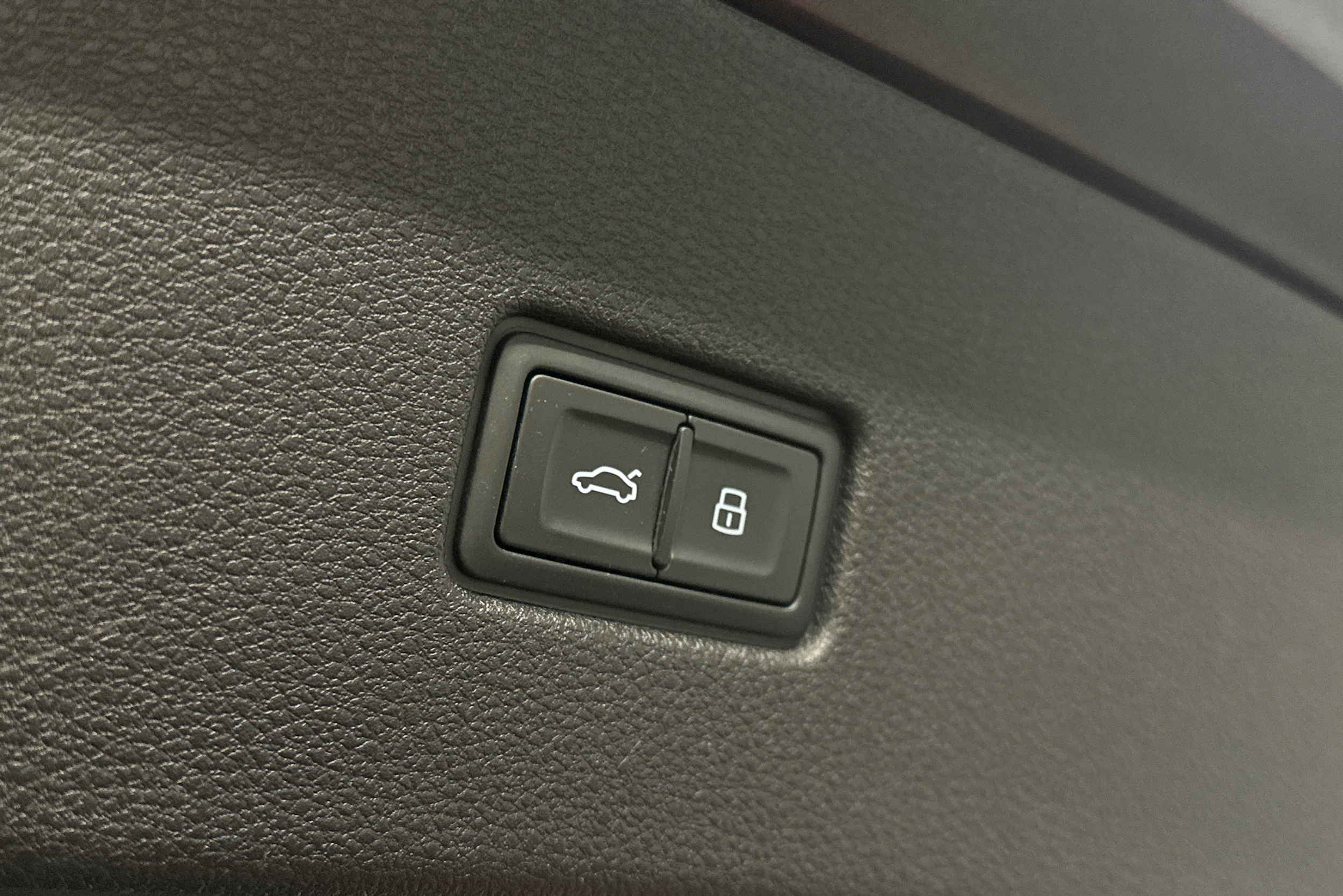 harmaa Audi Q8 2023 kuva 12.