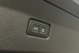 harmaa Audi Q8 2023 kuva 12.