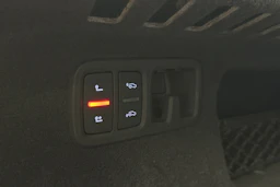 harmaa Audi Q8 2023 kuva 13.