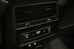 harmaa Audi Q8 2023 kuva 14.