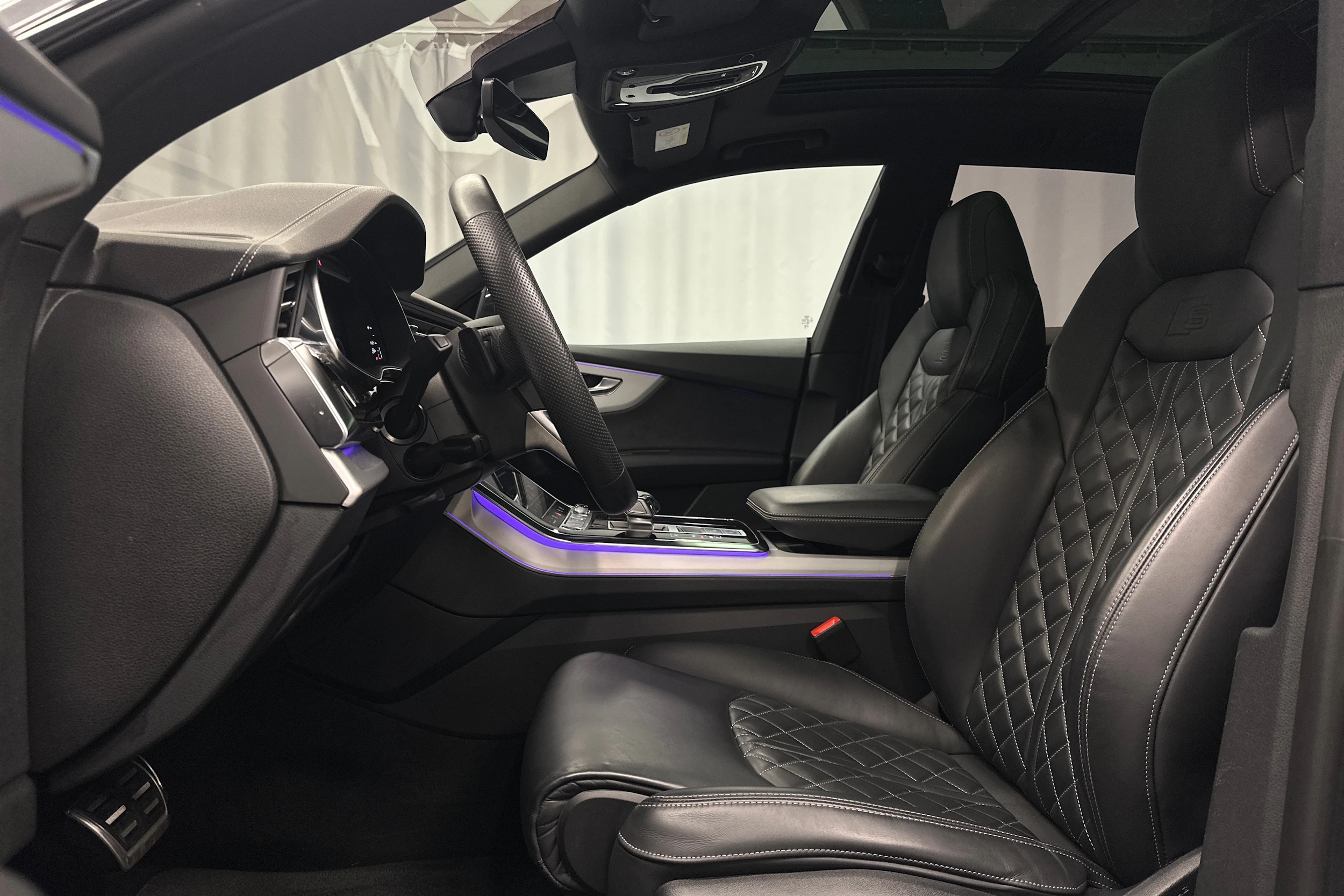 harmaa Audi Q8 2023 kuva 15.