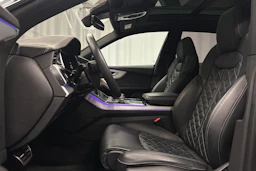 harmaa Audi Q8 2023 kuva 15.