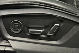 harmaa Audi Q8 2023 kuva 16.