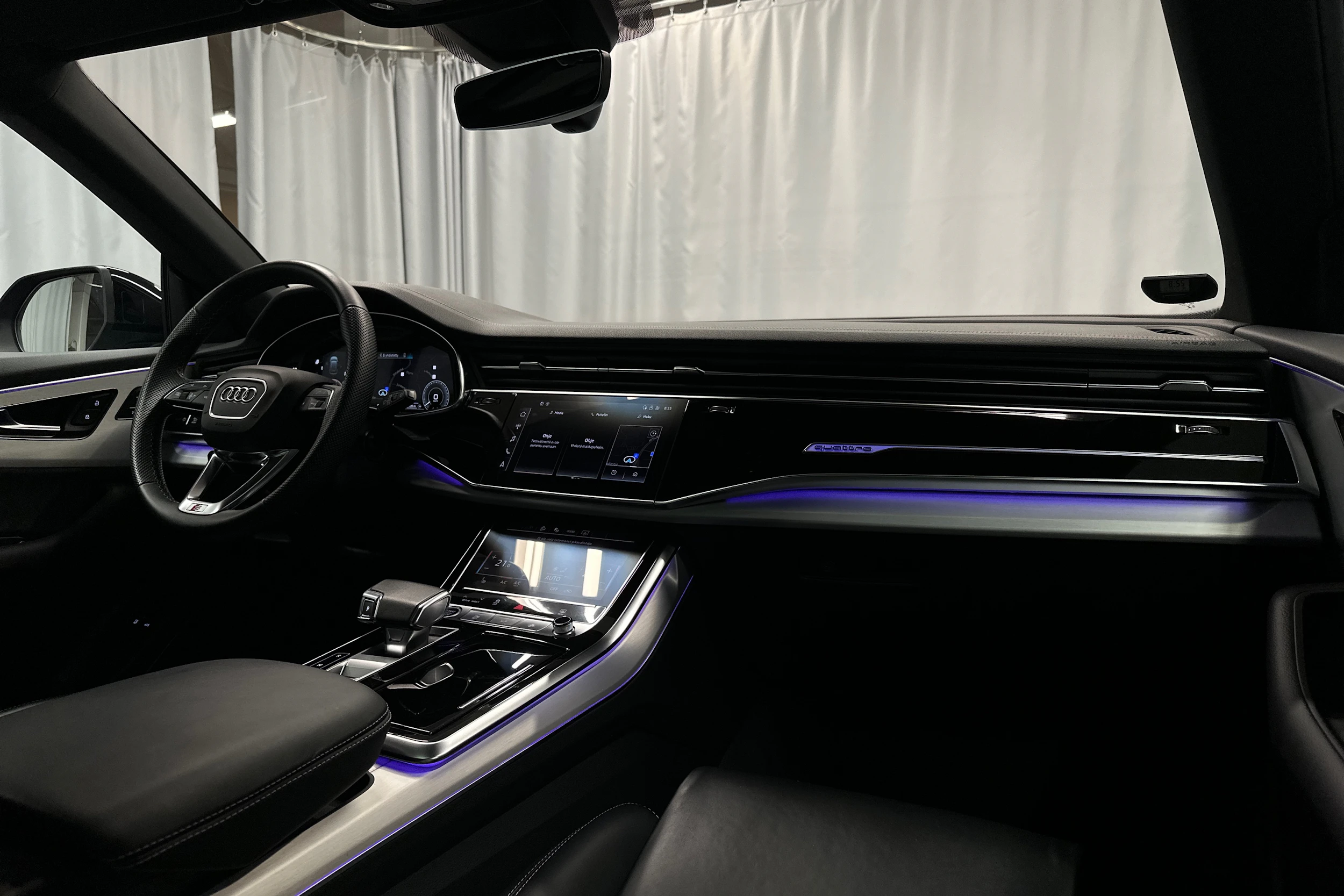 harmaa Audi Q8 2023 kuva 18.