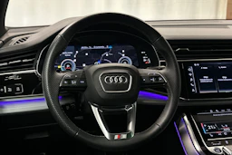 harmaa Audi Q8 2023 kuva 19.