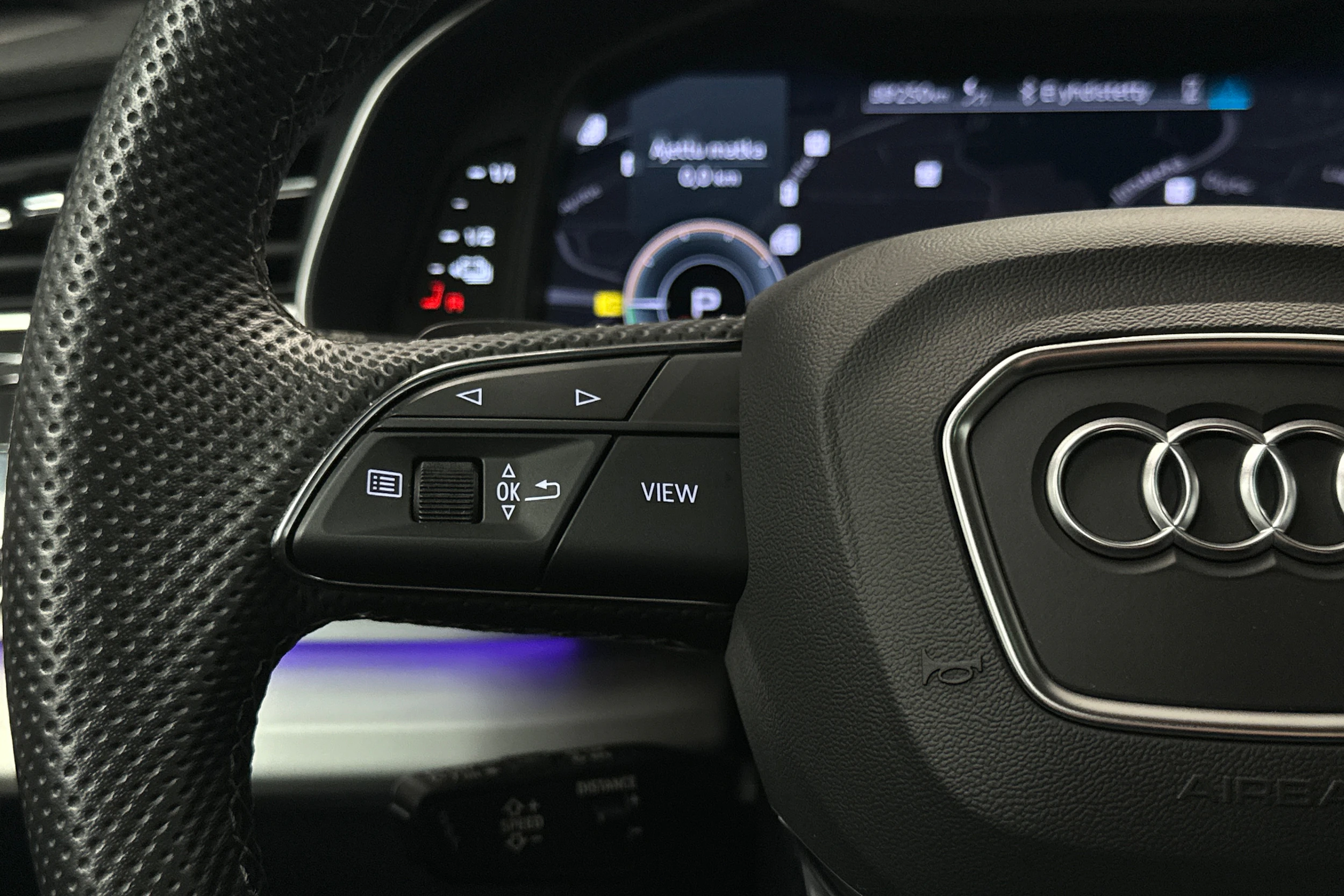 harmaa Audi Q8 2023 kuva 20.