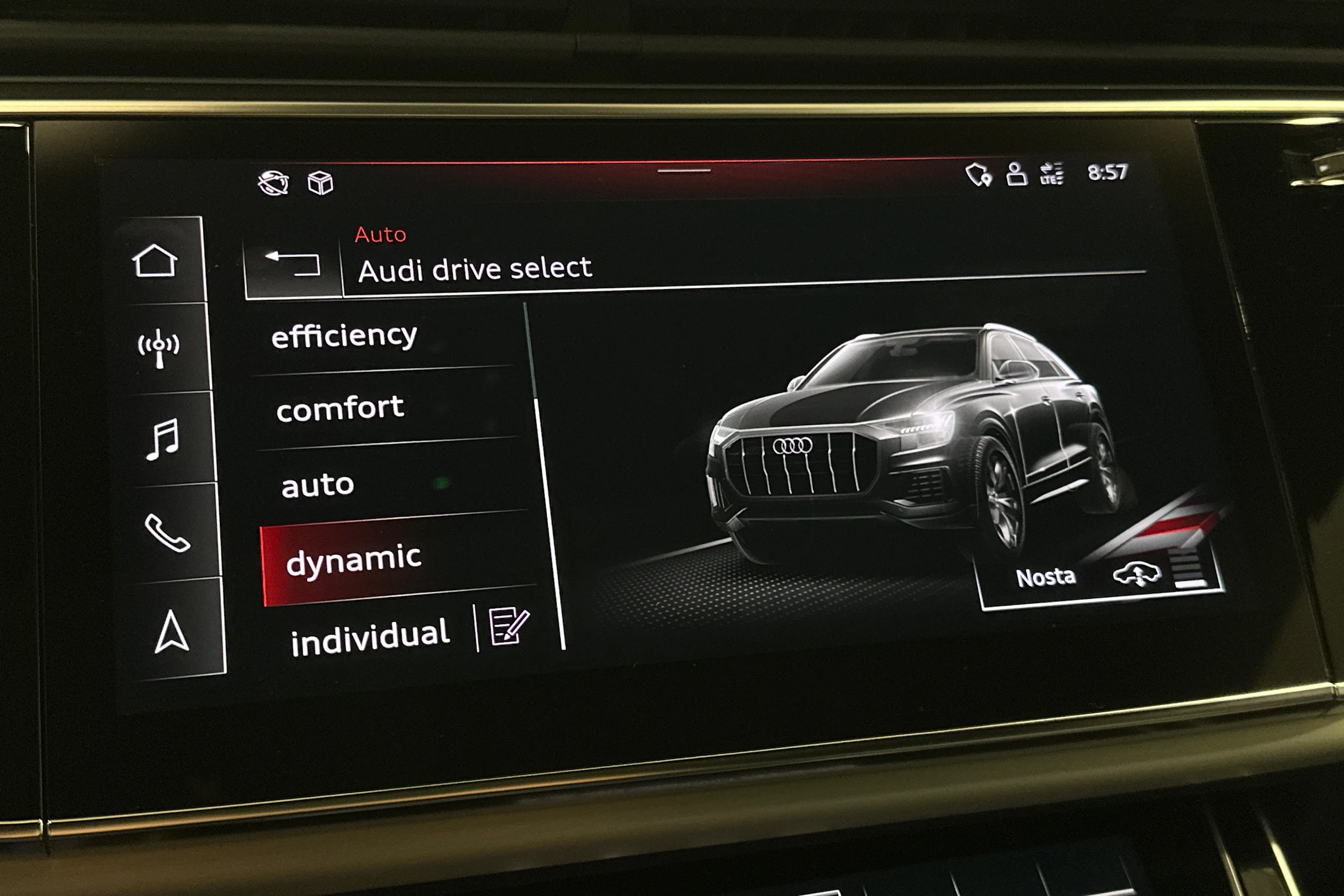 harmaa Audi Q8 2023 kuva 26.
