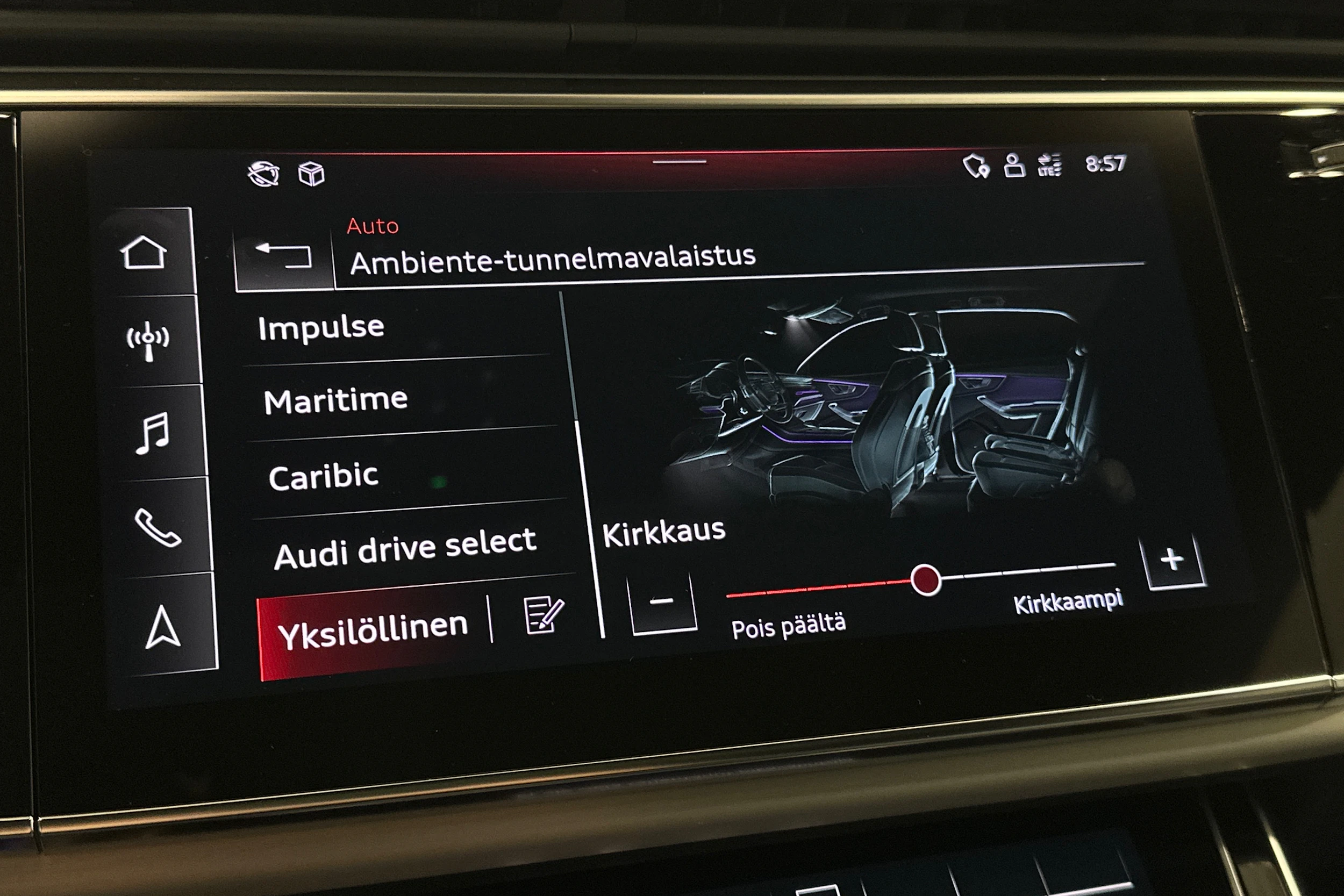 harmaa Audi Q8 2023 kuva 28.