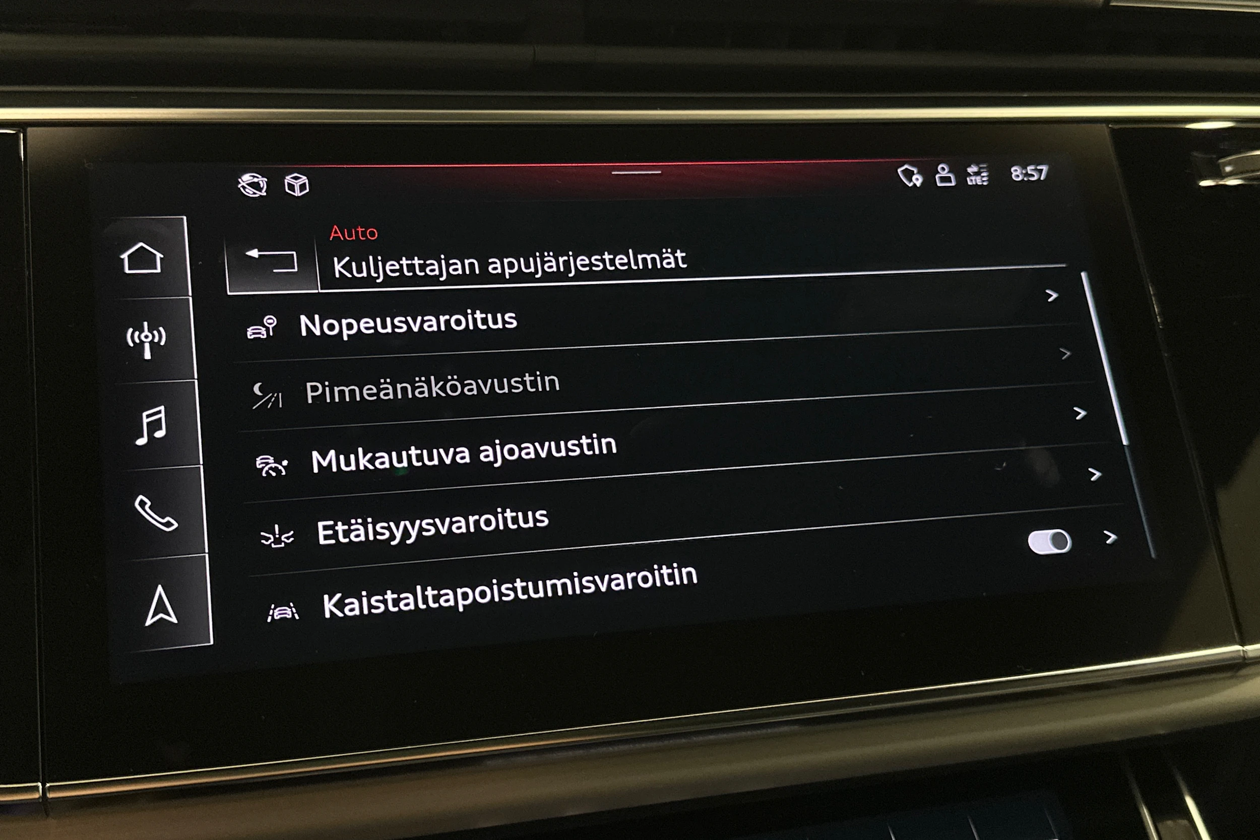 harmaa Audi Q8 2023 kuva 29.