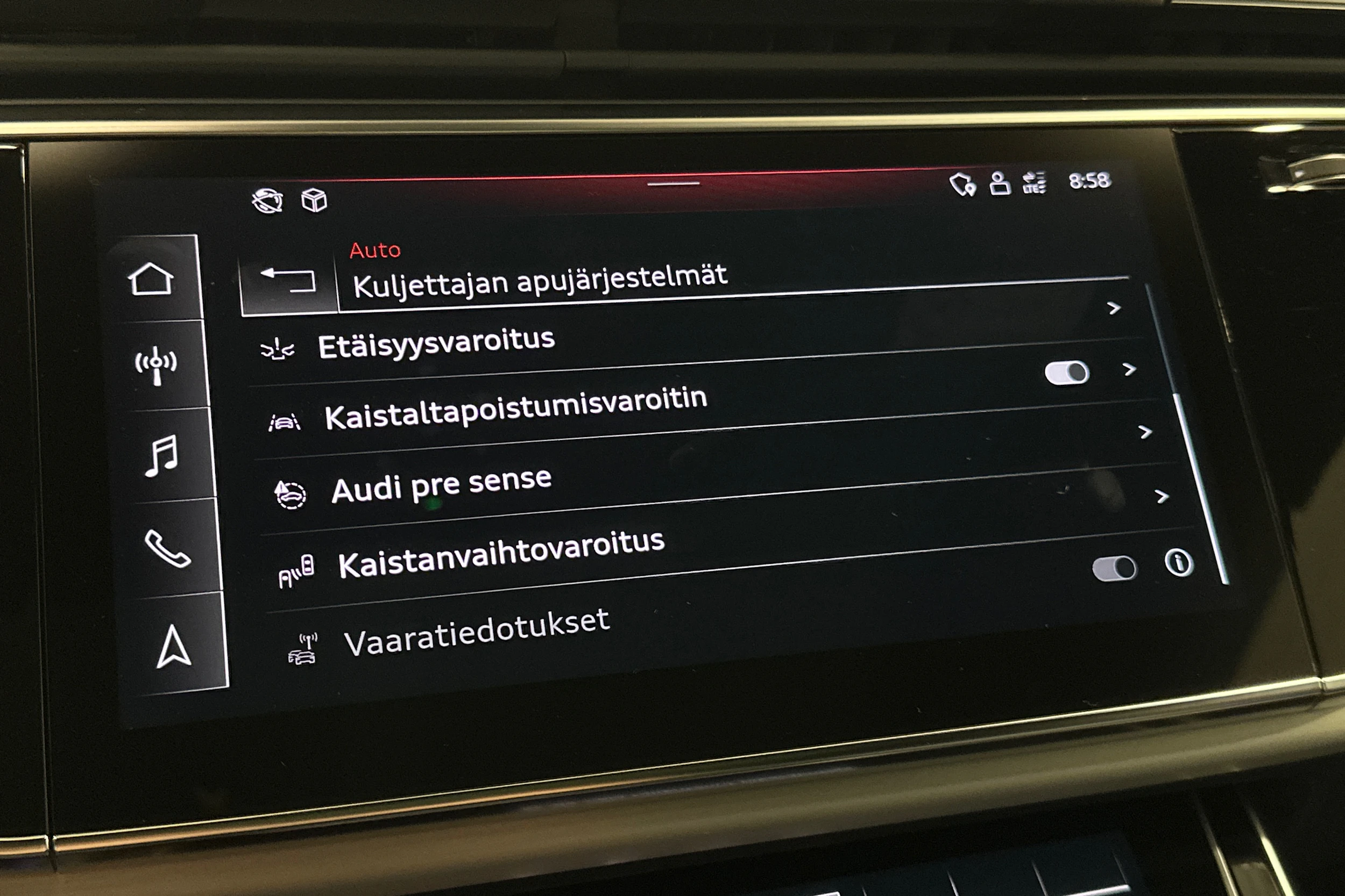 harmaa Audi Q8 2023 kuva 30.