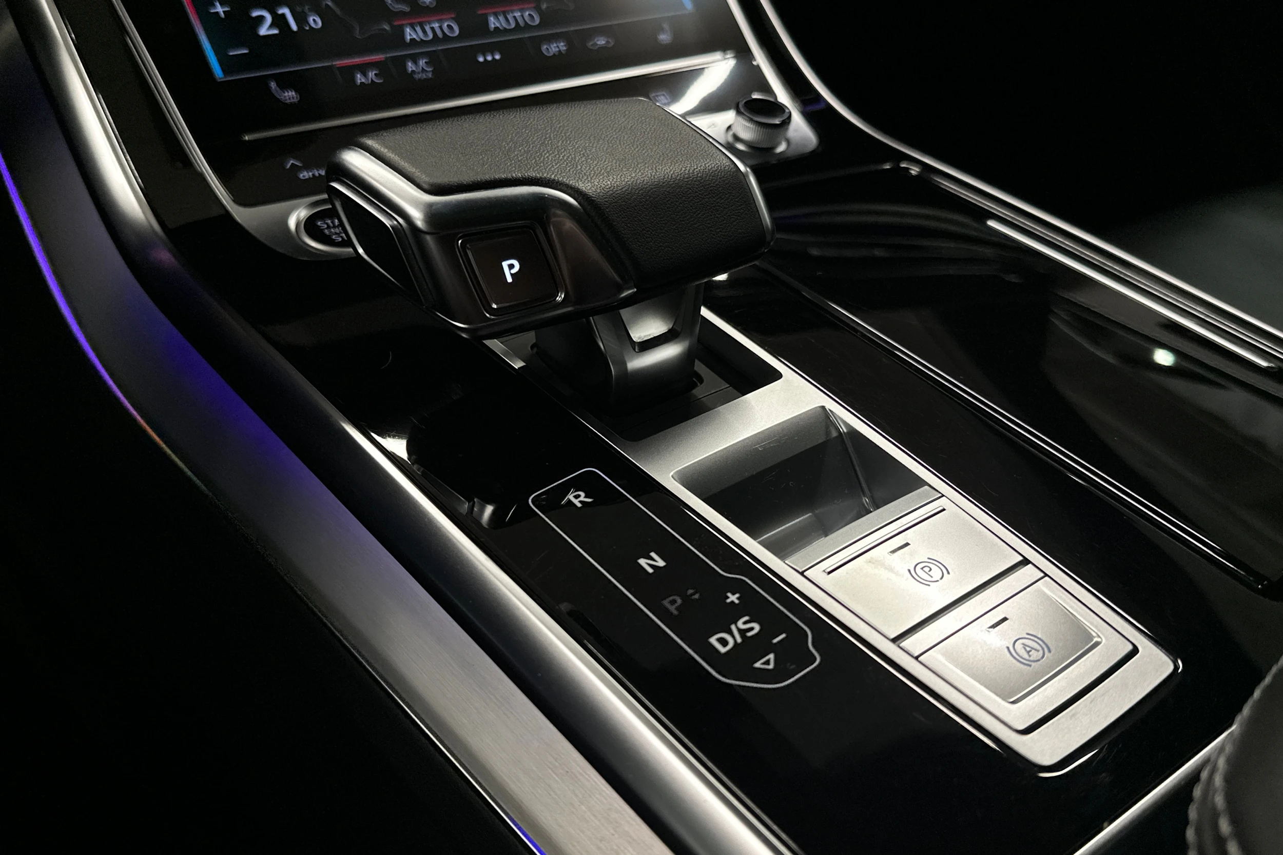 harmaa Audi Q8 2023 kuva 33.