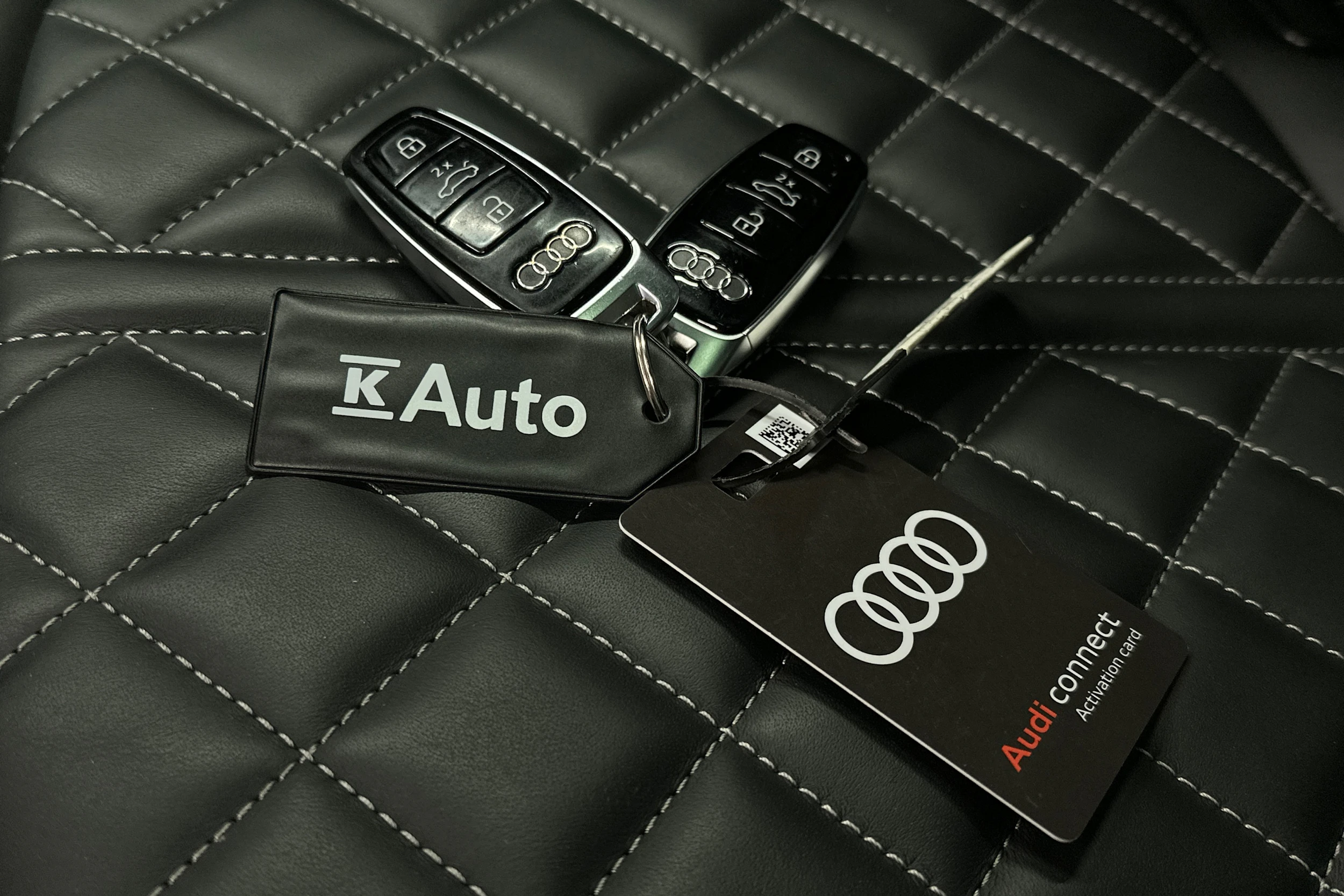 harmaa Audi Q8 2023 kuva 36.