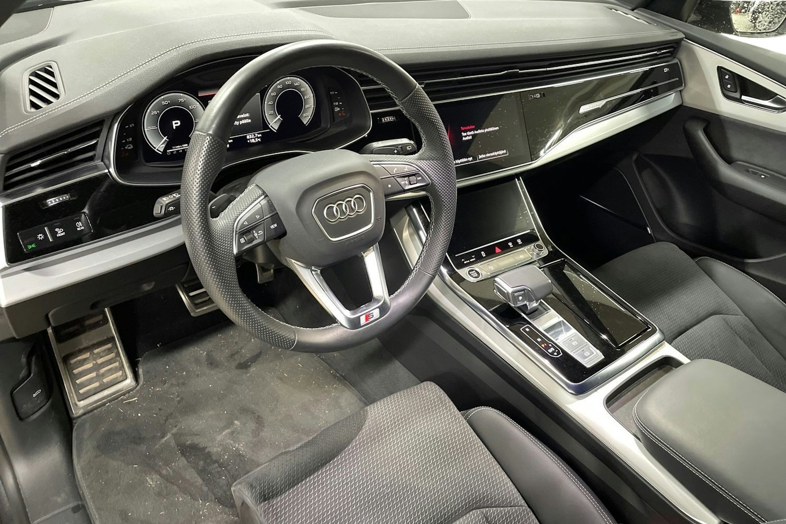 harmaa Audi Q8 2023 kuva 3.