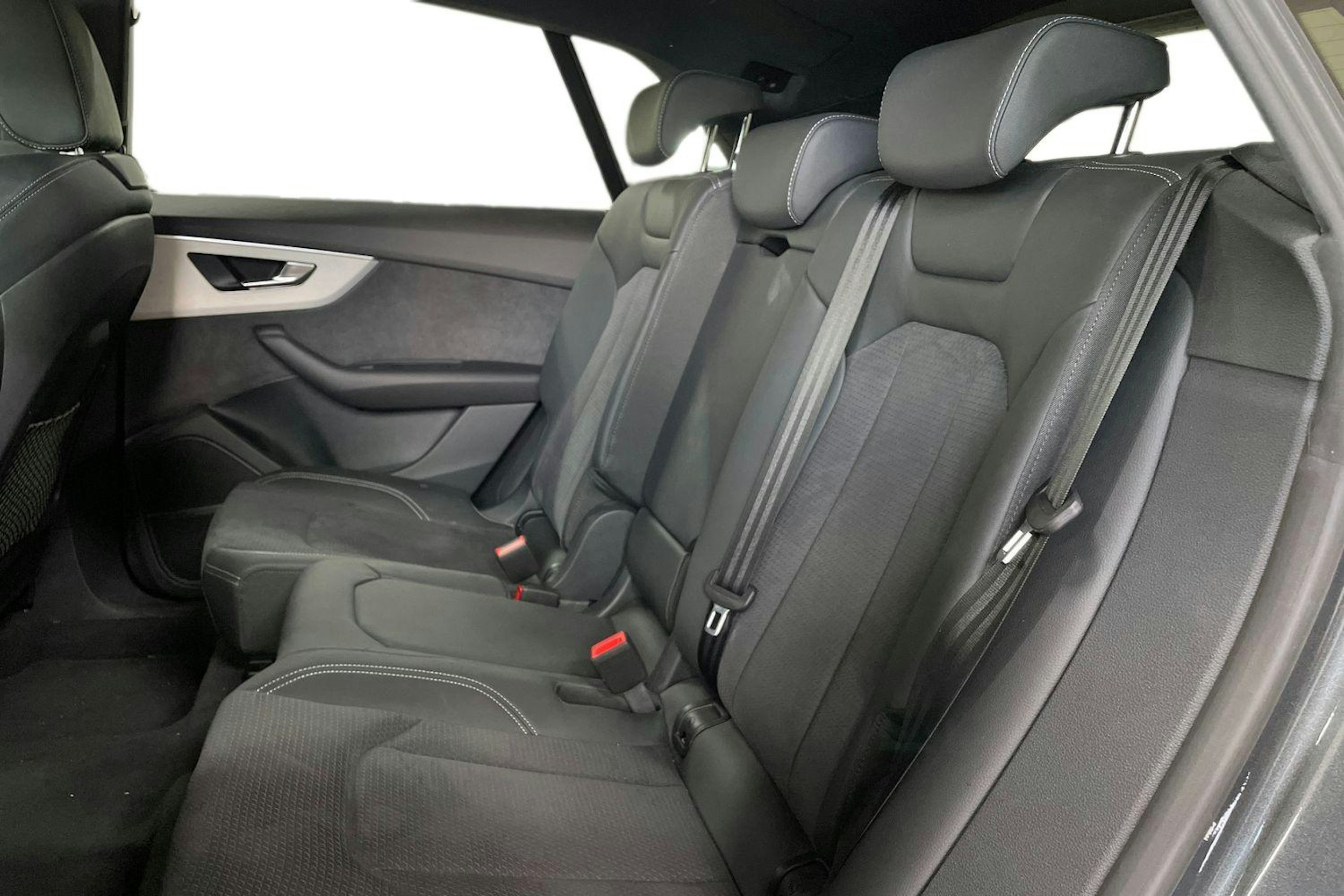 harmaa Audi Q8 2023 kuva 10.