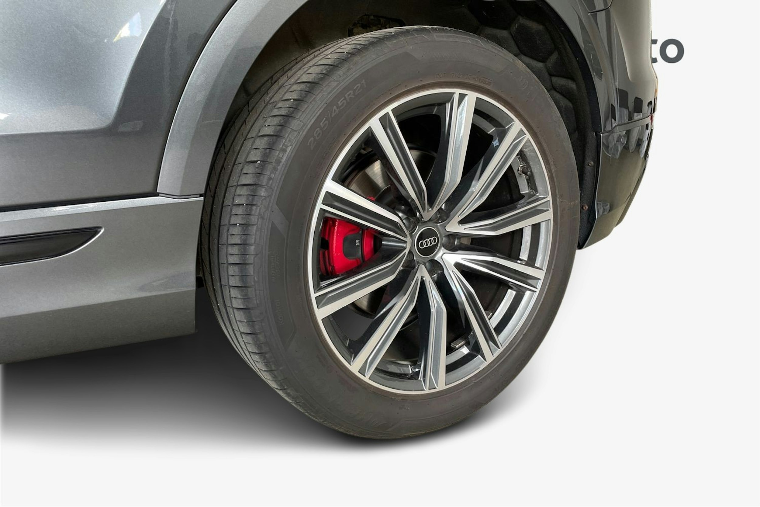 harmaa Audi Q8 2023 kuva 11.