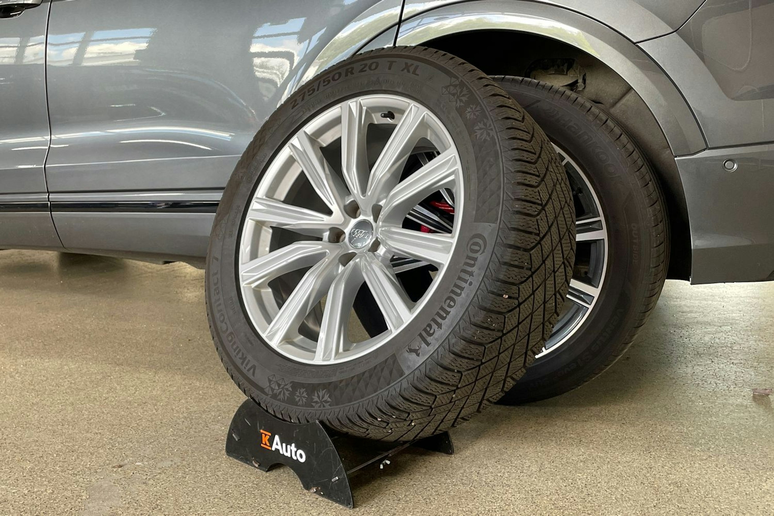harmaa Audi Q8 2023 kuva 13.