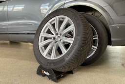 harmaa Audi Q8 2023 kuva 13.