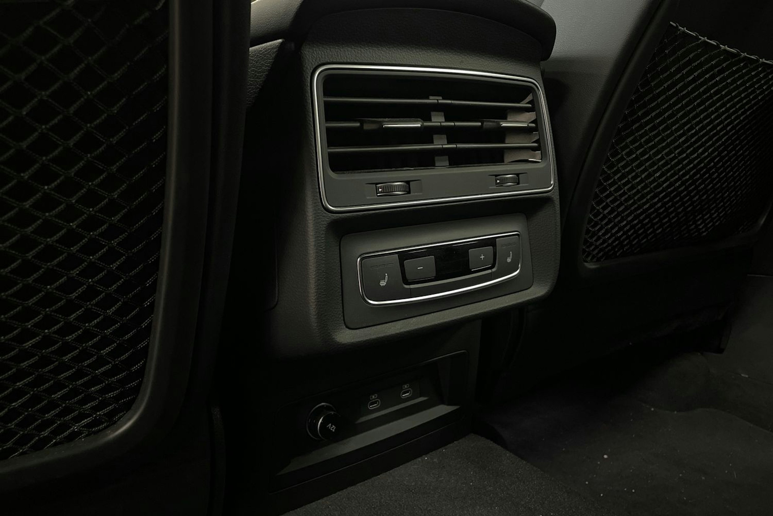 harmaa Audi Q8 2023 kuva 14.