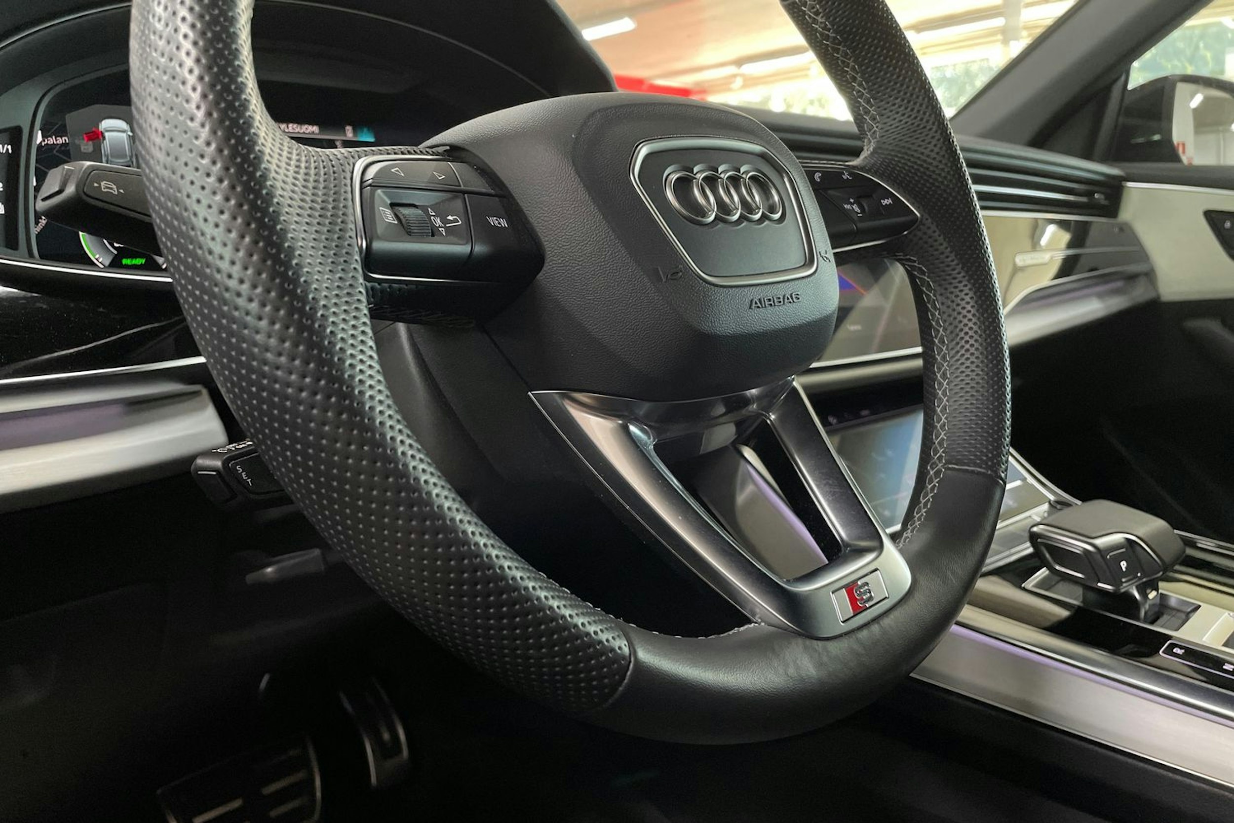 harmaa Audi Q8 2023 kuva 16.