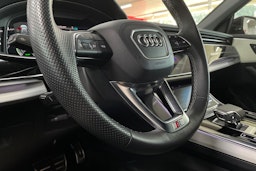 harmaa Audi Q8 2023 kuva 16.