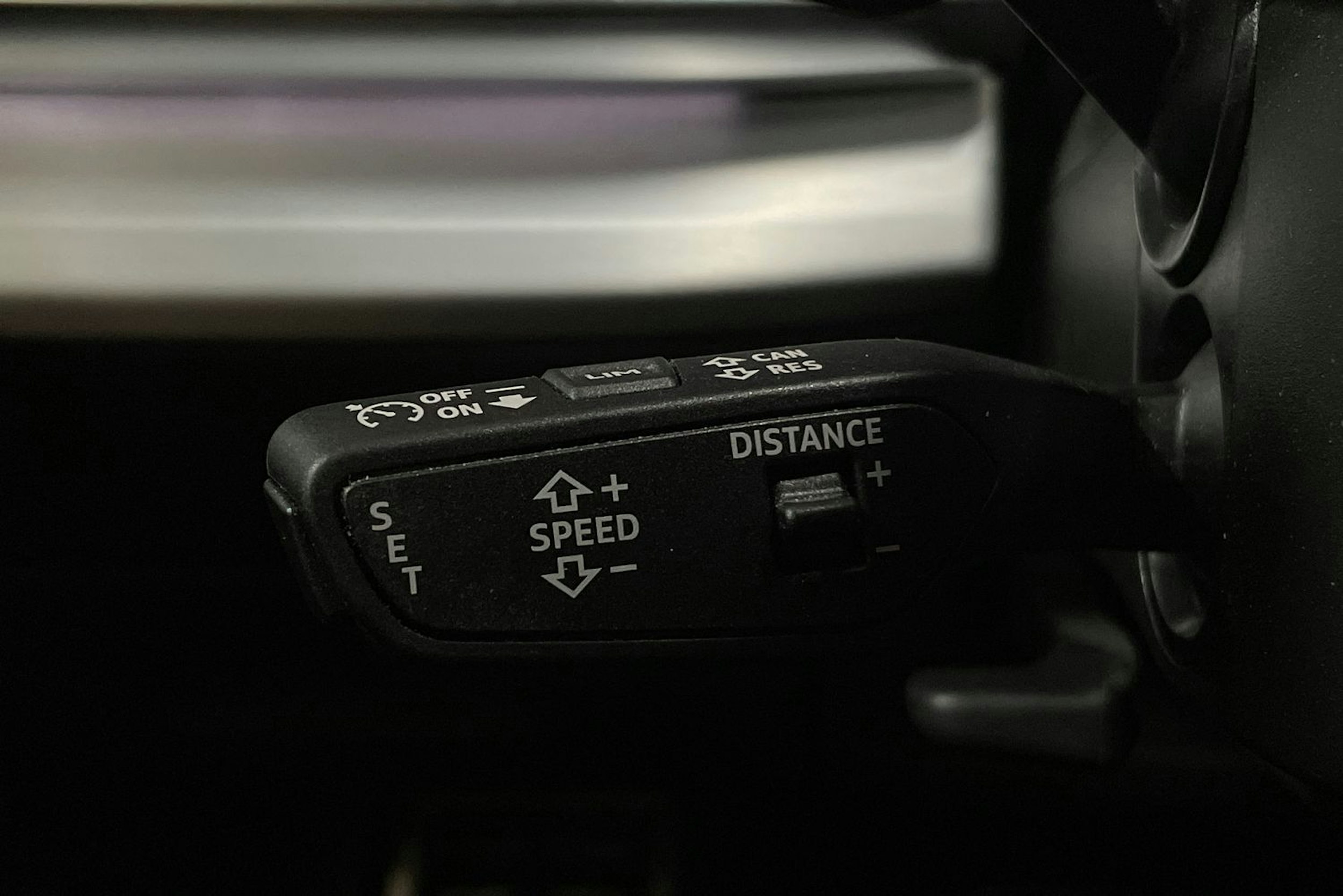 harmaa Audi Q8 2023 kuva 17.