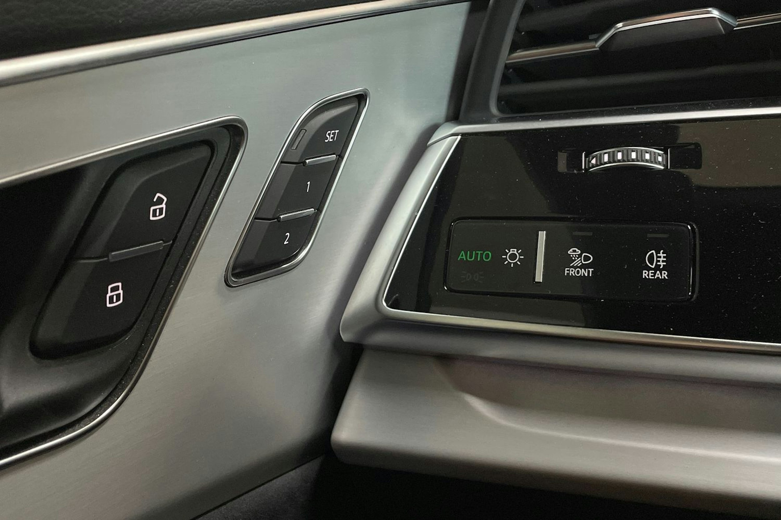 harmaa Audi Q8 2023 kuva 18.
