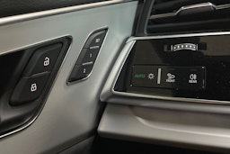 harmaa Audi Q8 2023 kuva 18.