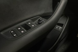 harmaa Audi Q8 2023 kuva 19.