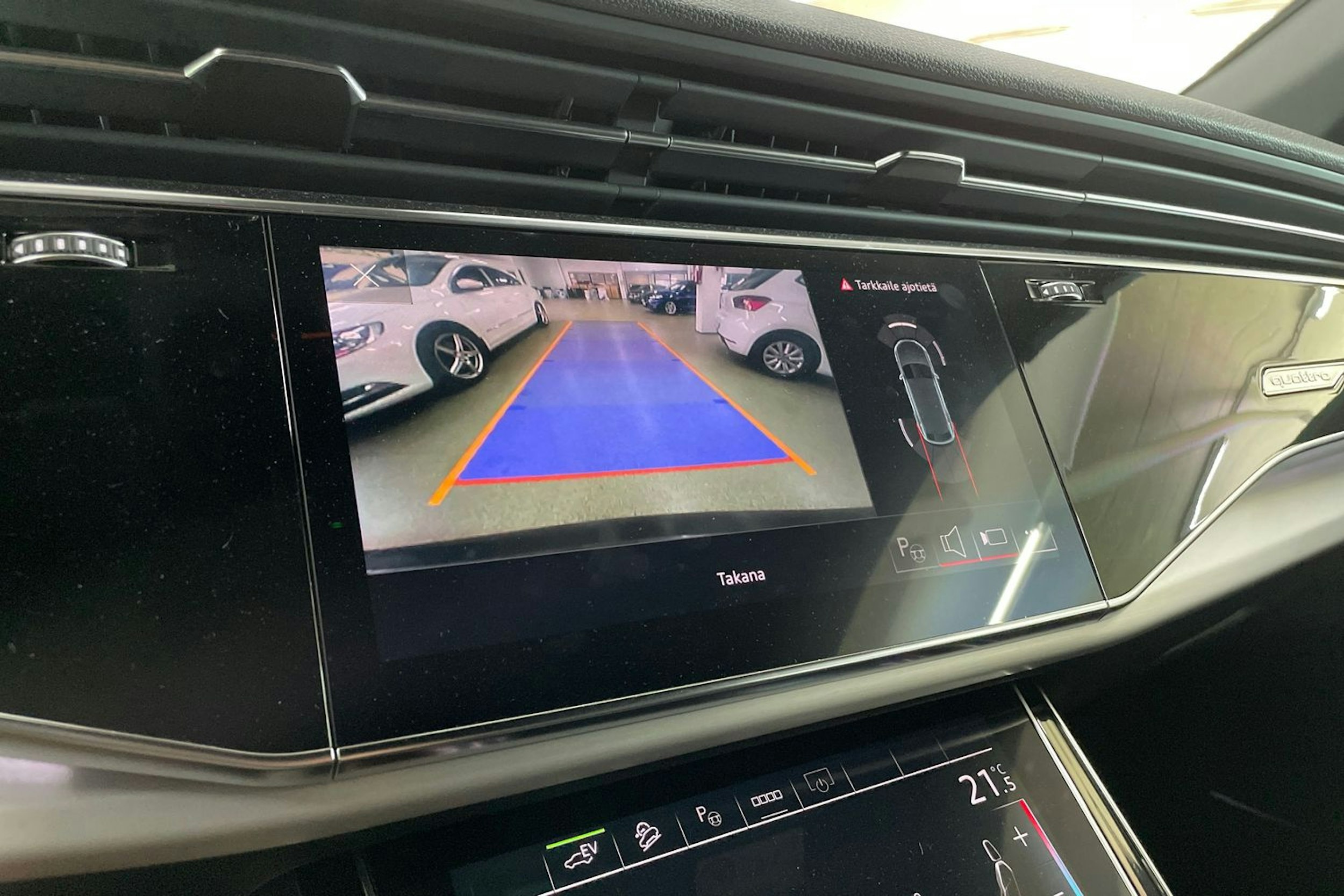harmaa Audi Q8 2023 kuva 20.