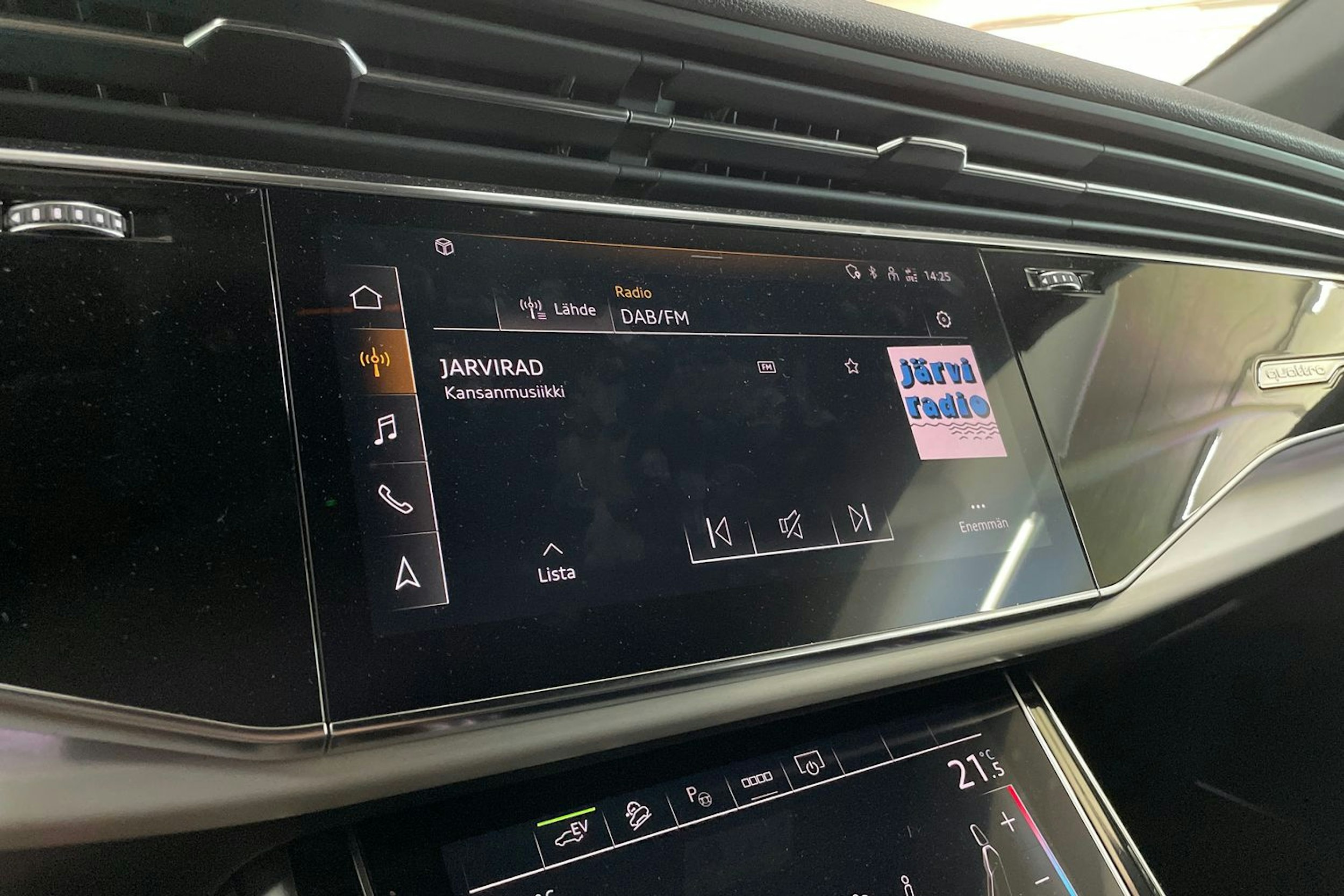 harmaa Audi Q8 2023 kuva 22.