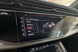 harmaa Audi Q8 2023 kuva 23.