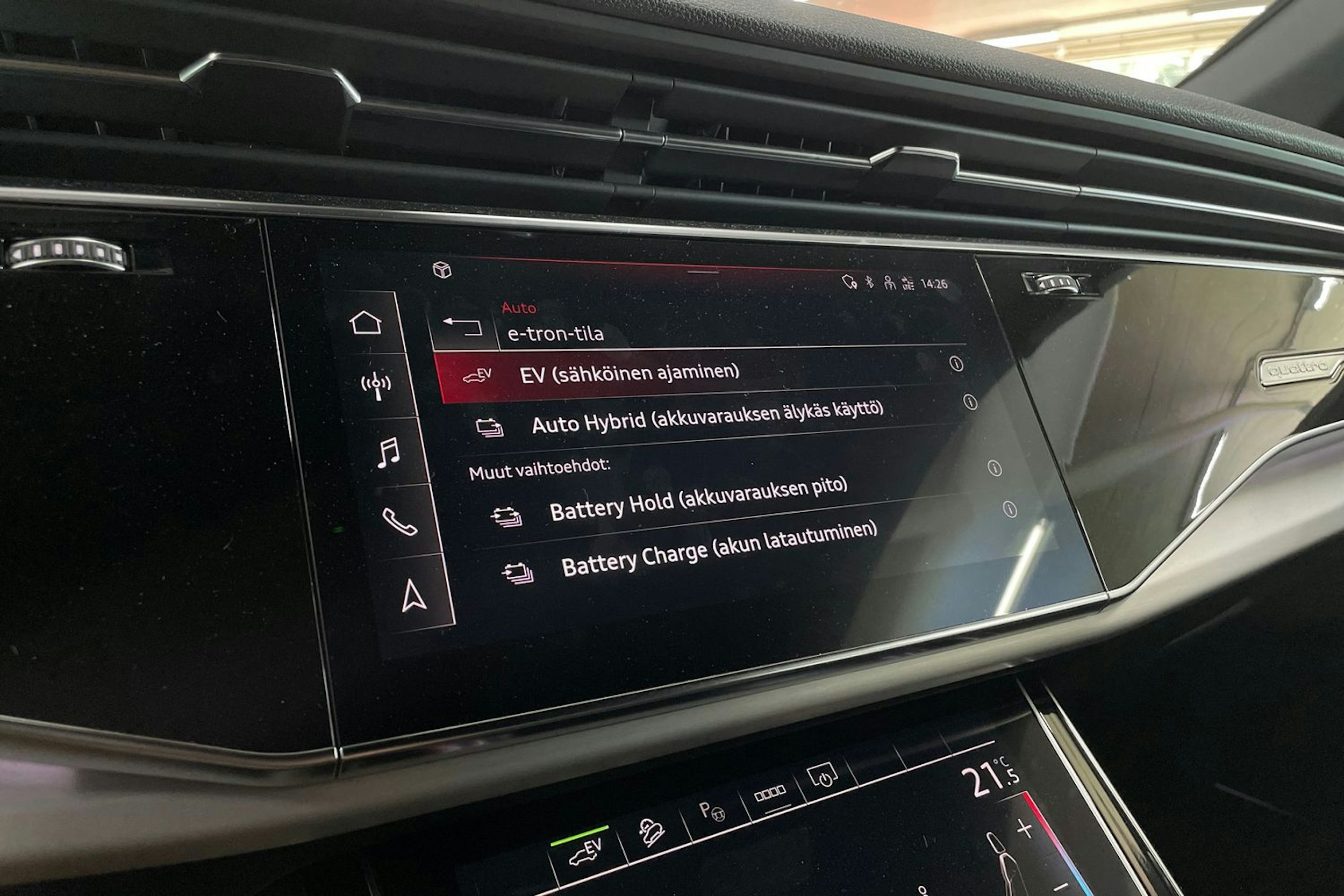 harmaa Audi Q8 2023 kuva 24.