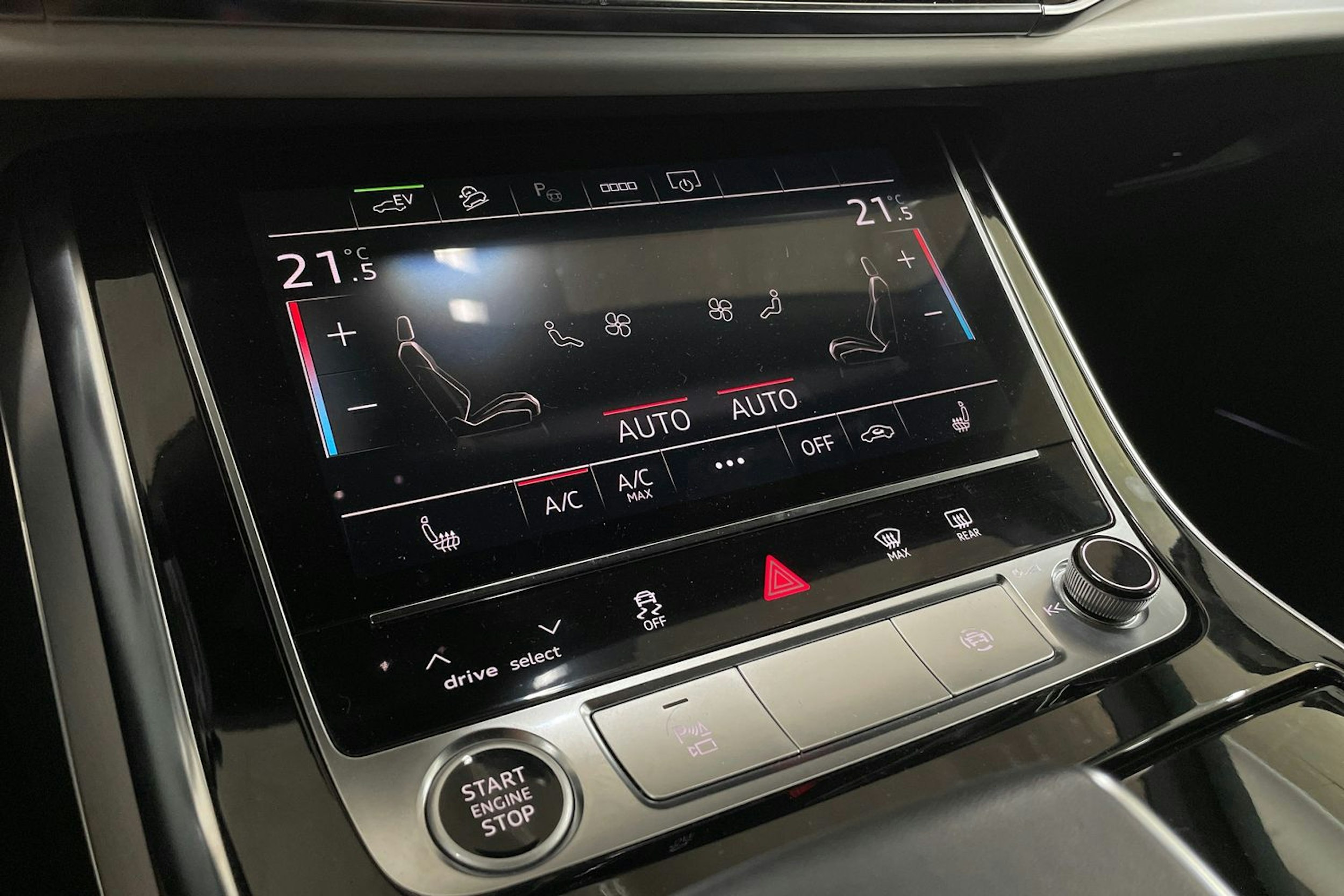 harmaa Audi Q8 2023 kuva 27.