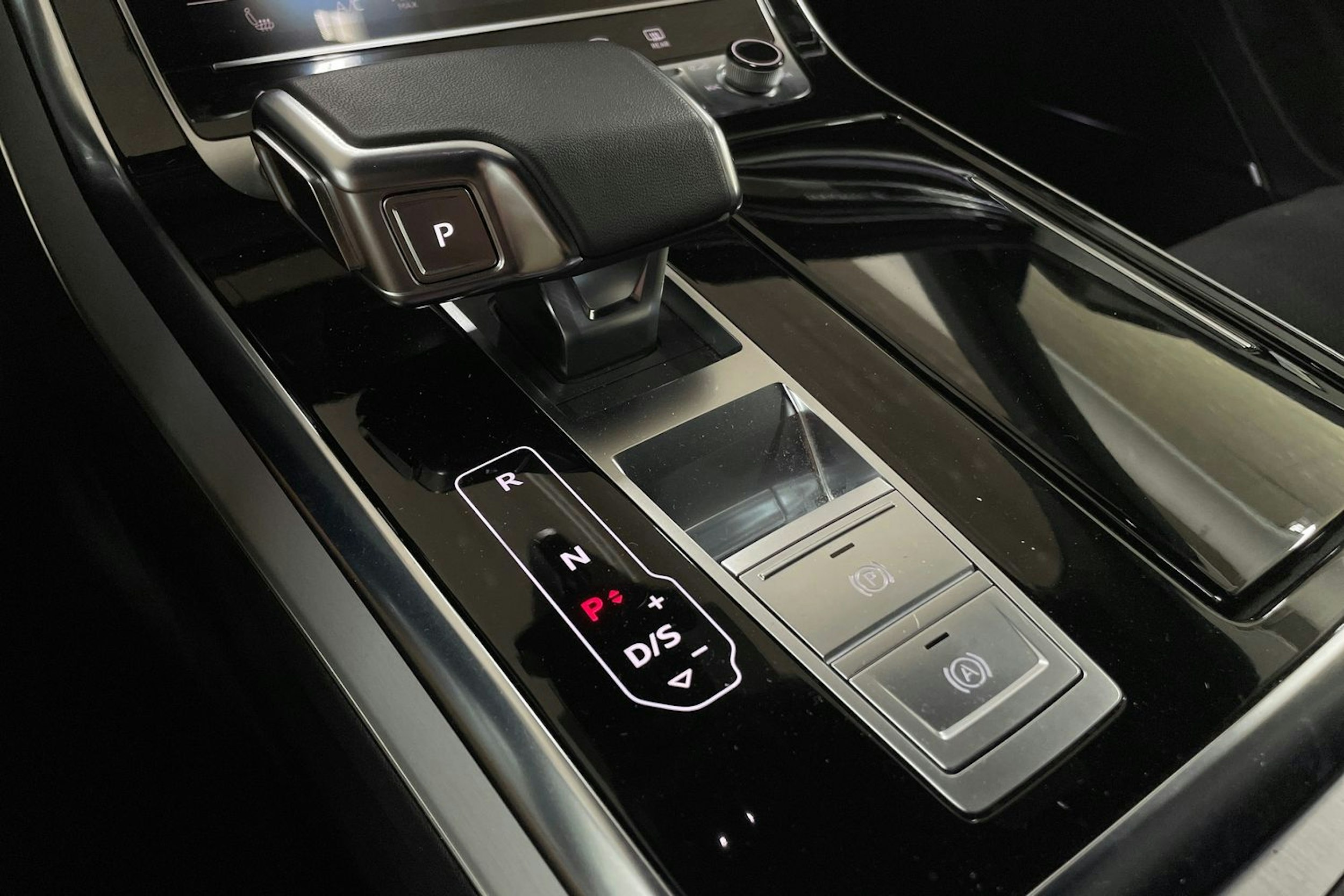 harmaa Audi Q8 2023 kuva 28.