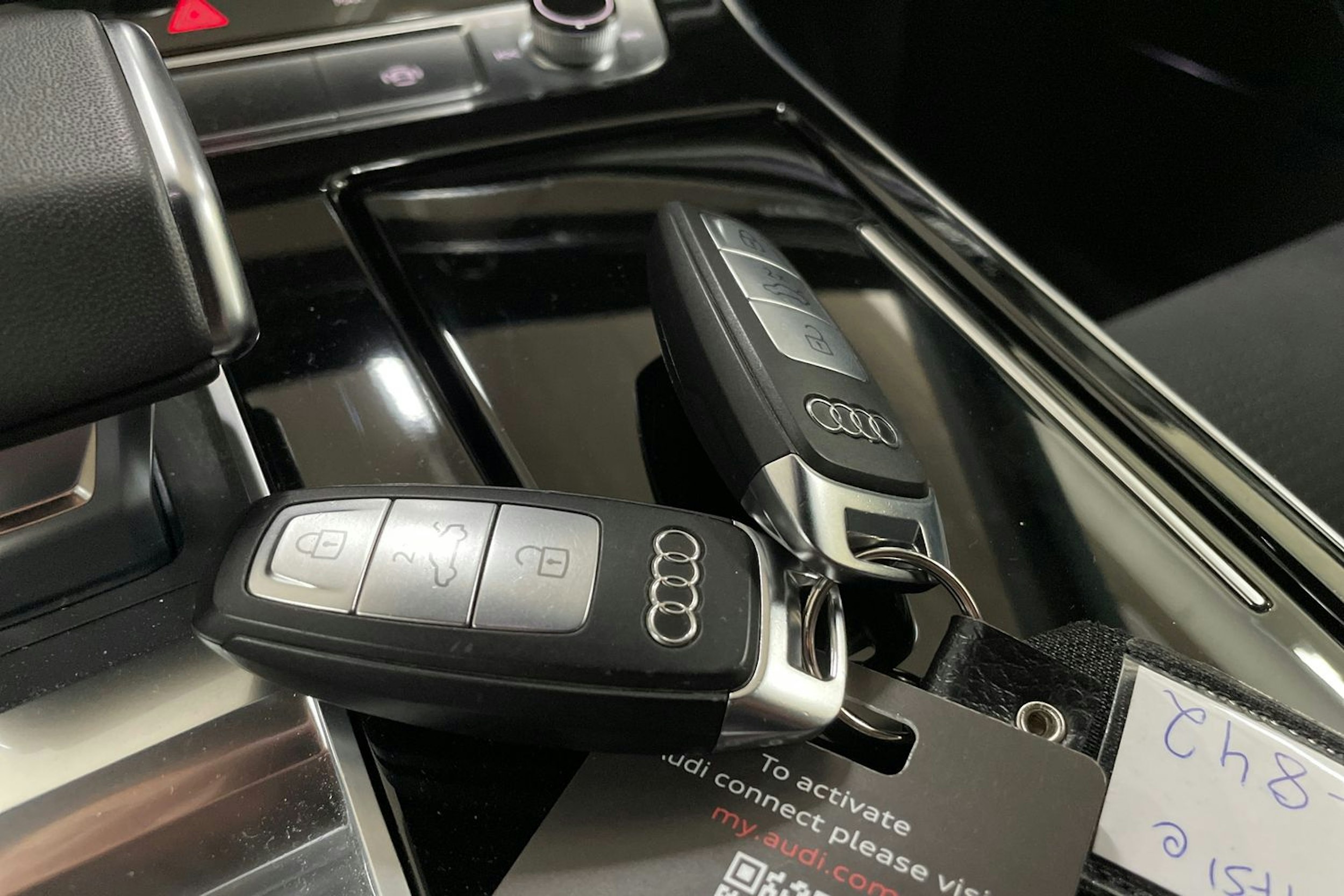 harmaa Audi Q8 2023 kuva 29.
